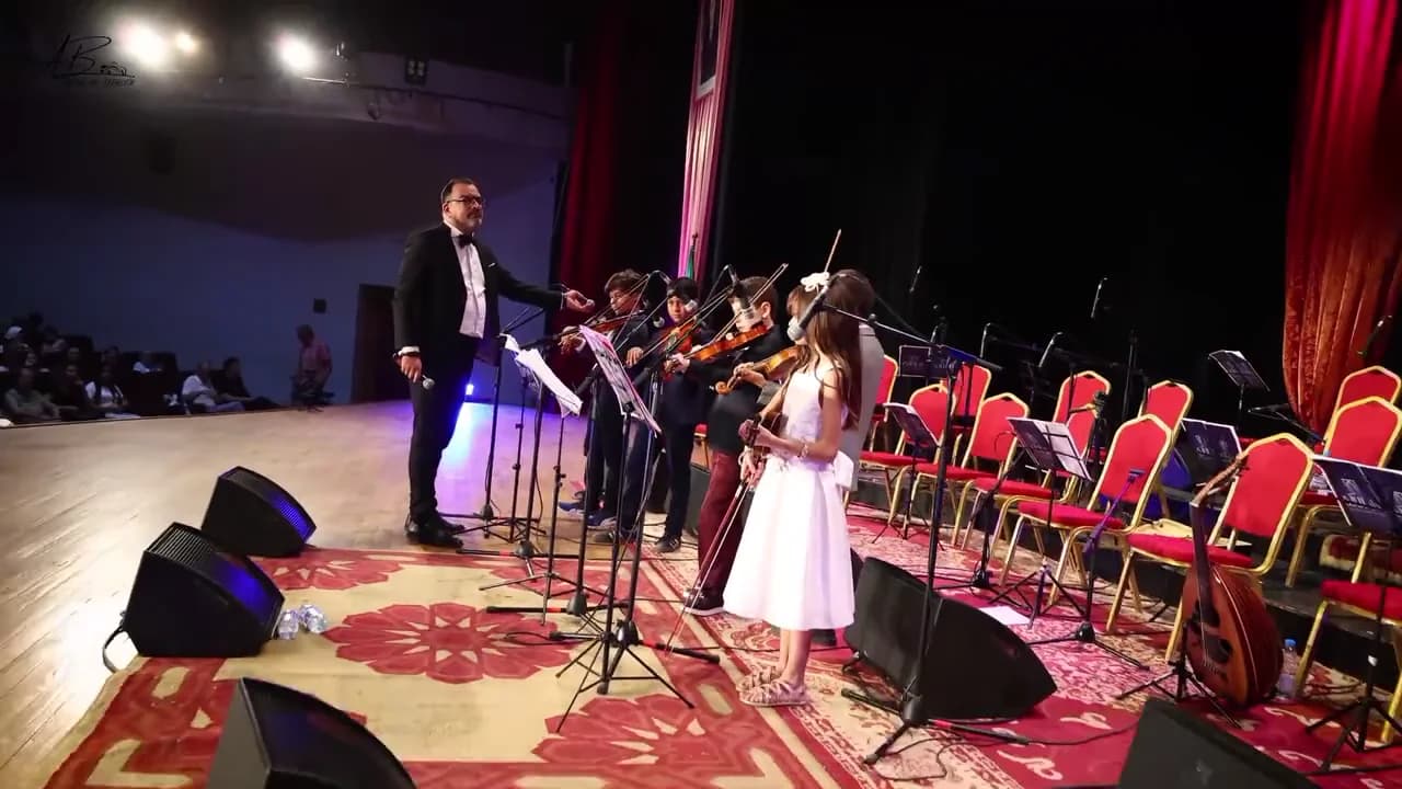 Le professeur et les jeunes musiciens sur scène